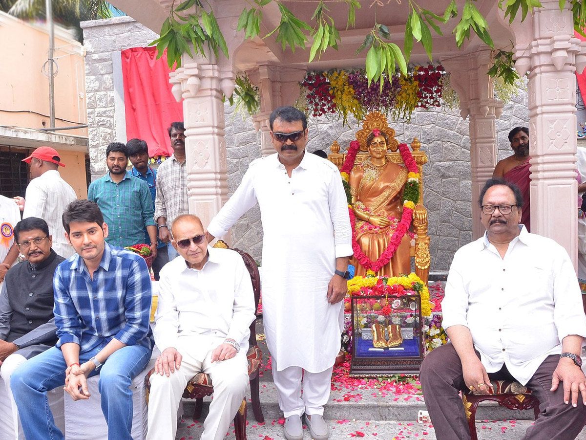 Mahesh babu and Krishna Inaugurates Vijaya Nirmala Statue Photo Gallery - Sakshi1