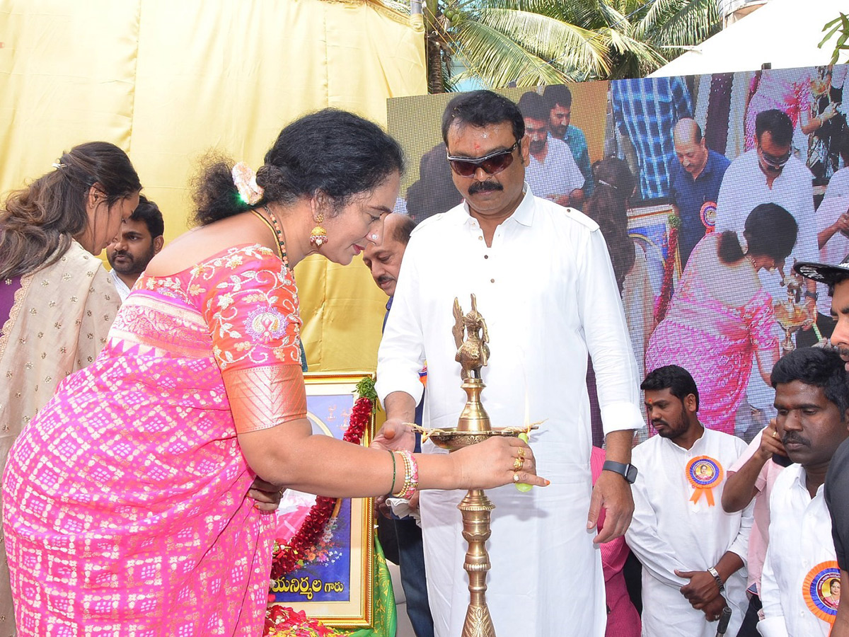 Mahesh babu and Krishna Inaugurates Vijaya Nirmala Statue Photo Gallery - Sakshi10