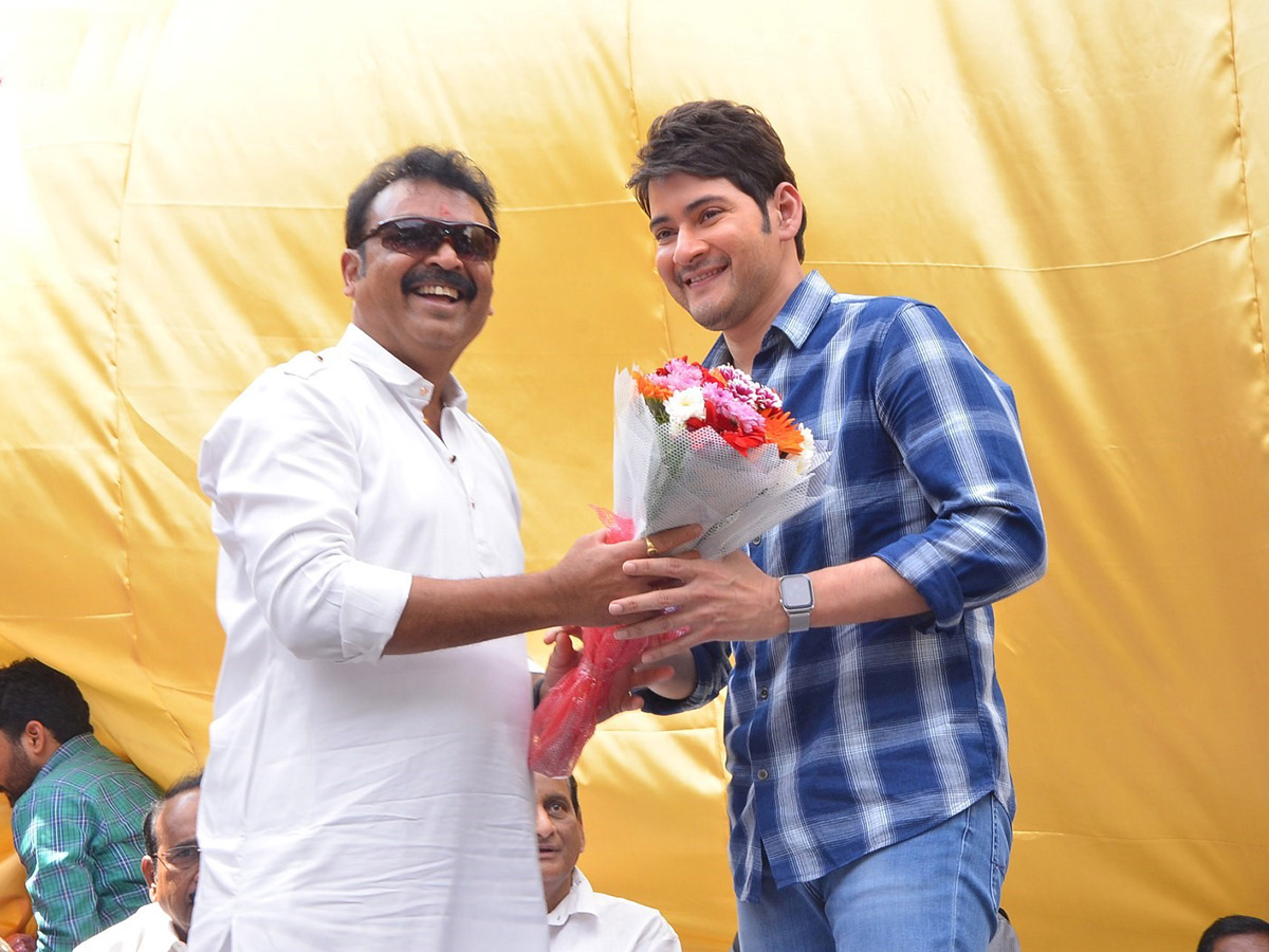 Mahesh babu and Krishna Inaugurates Vijaya Nirmala Statue Photo Gallery - Sakshi11