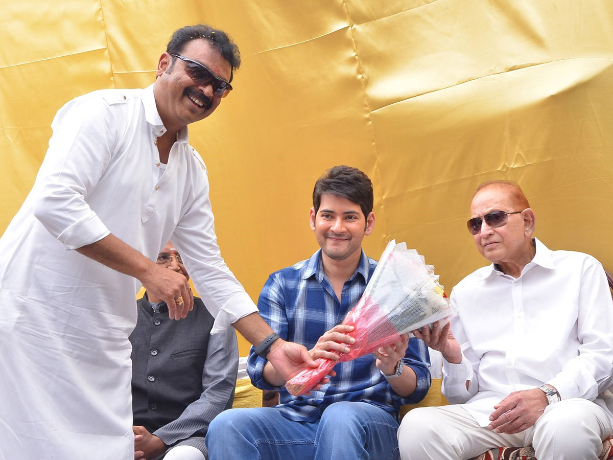 Mahesh babu and Krishna Inaugurates Vijaya Nirmala Statue Photo Gallery - Sakshi16