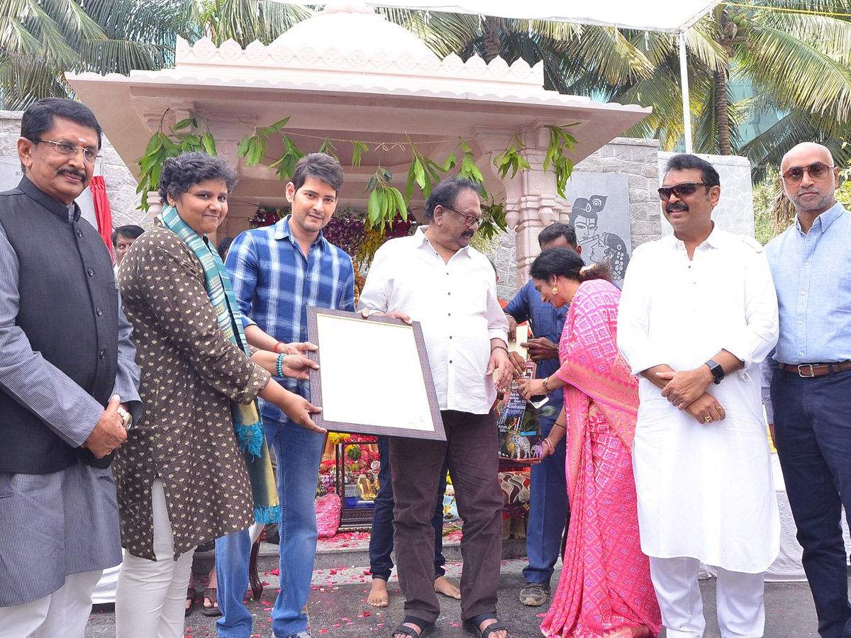 Mahesh babu and Krishna Inaugurates Vijaya Nirmala Statue Photo Gallery - Sakshi19