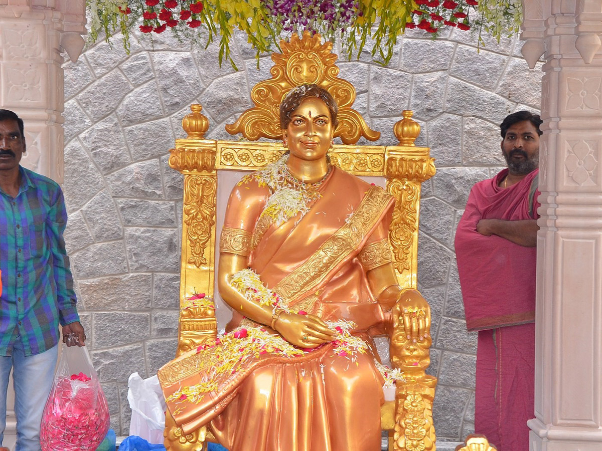 Mahesh babu and Krishna Inaugurates Vijaya Nirmala Statue Photo Gallery - Sakshi2