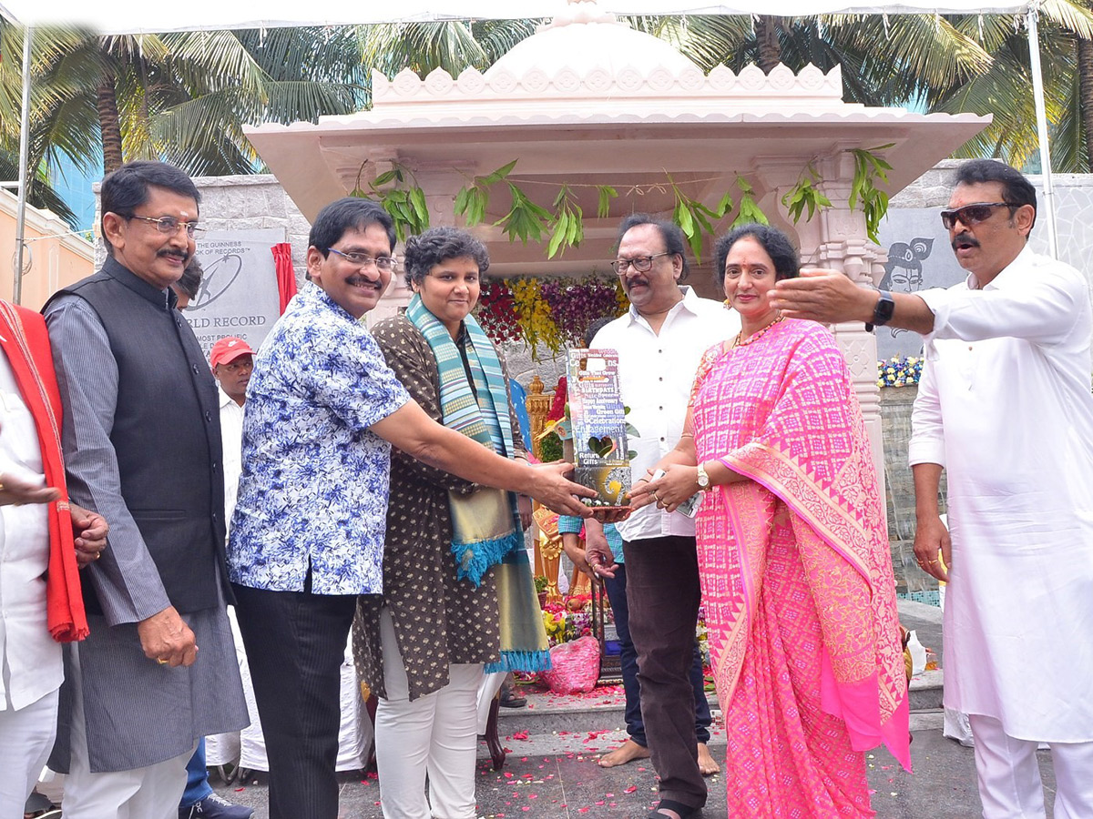 Mahesh babu and Krishna Inaugurates Vijaya Nirmala Statue Photo Gallery - Sakshi20