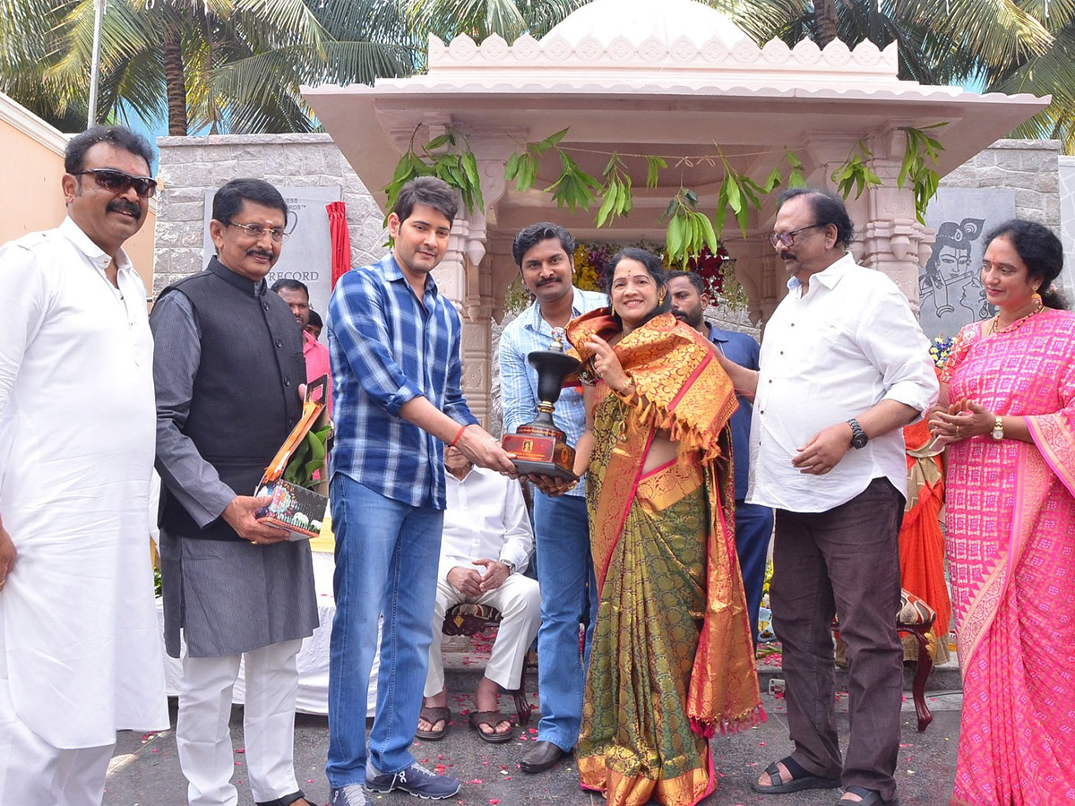 Mahesh babu and Krishna Inaugurates Vijaya Nirmala Statue Photo Gallery - Sakshi21