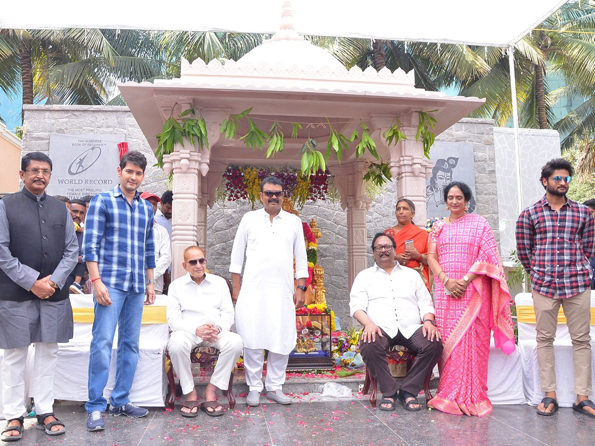 Mahesh babu and Krishna Inaugurates Vijaya Nirmala Statue Photo Gallery - Sakshi22