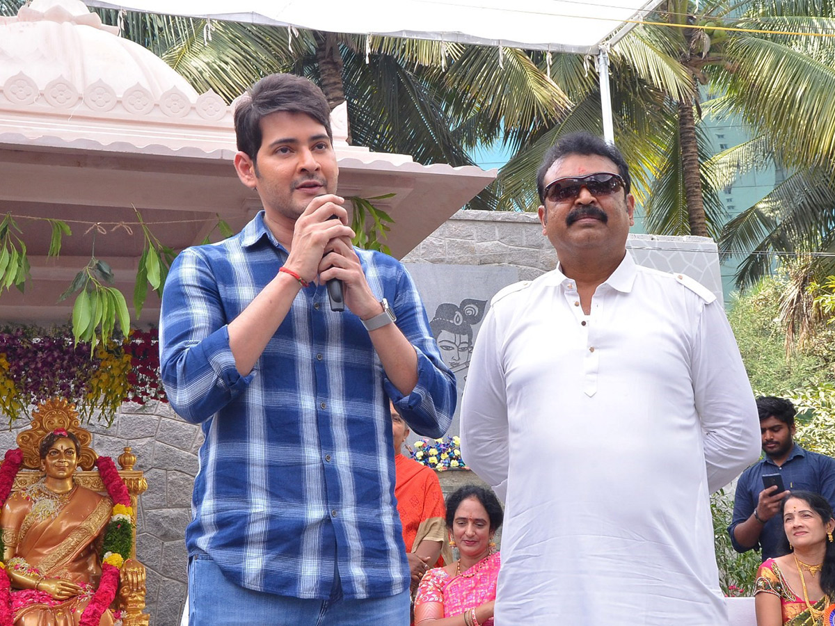 Mahesh babu and Krishna Inaugurates Vijaya Nirmala Statue Photo Gallery - Sakshi24