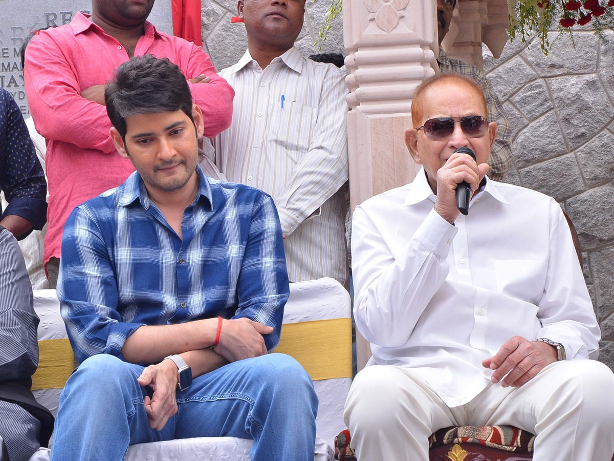 Mahesh babu and Krishna Inaugurates Vijaya Nirmala Statue Photo Gallery - Sakshi25