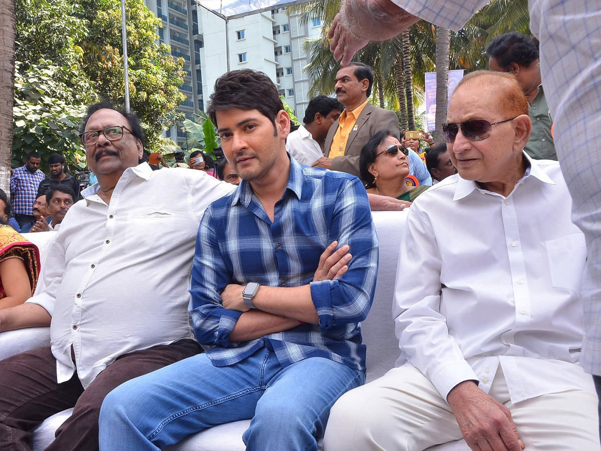 Mahesh babu and Krishna Inaugurates Vijaya Nirmala Statue Photo Gallery - Sakshi27