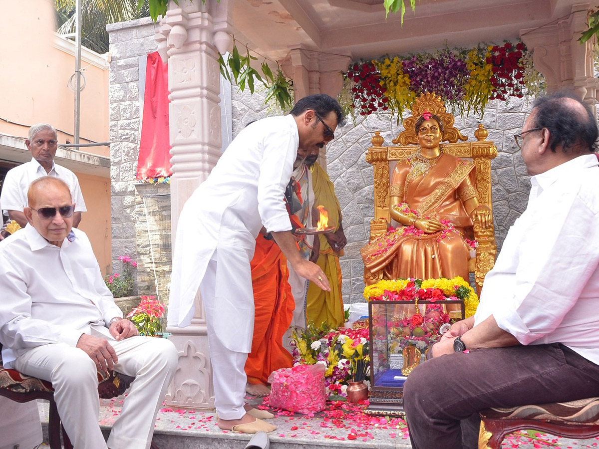 Mahesh babu and Krishna Inaugurates Vijaya Nirmala Statue Photo Gallery - Sakshi29