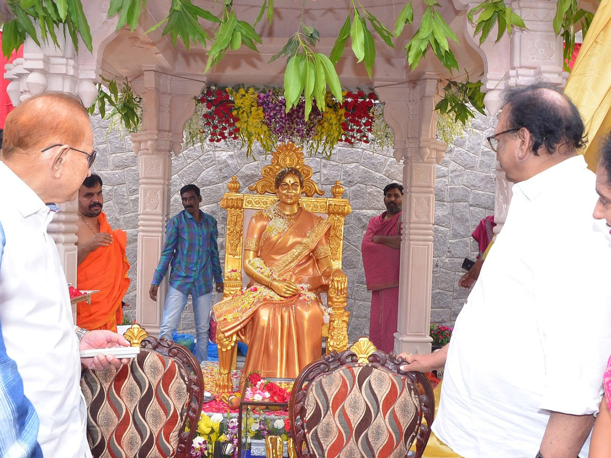 Mahesh babu and Krishna Inaugurates Vijaya Nirmala Statue Photo Gallery - Sakshi3