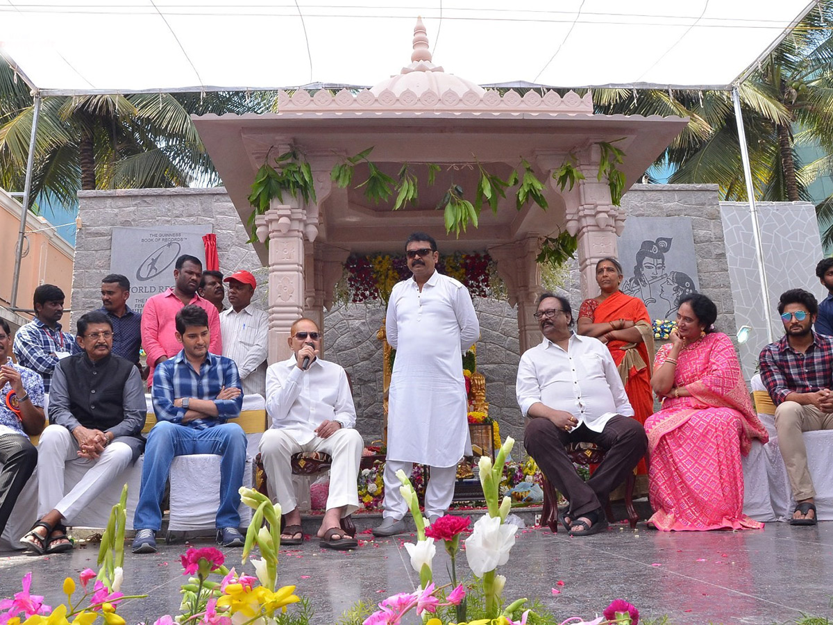 Mahesh babu and Krishna Inaugurates Vijaya Nirmala Statue Photo Gallery - Sakshi32