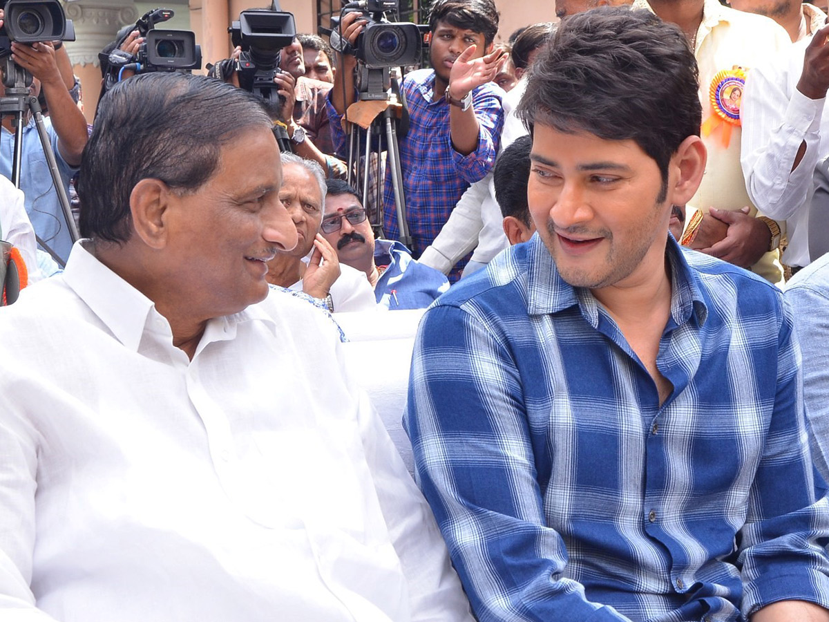 Mahesh babu and Krishna Inaugurates Vijaya Nirmala Statue Photo Gallery - Sakshi35