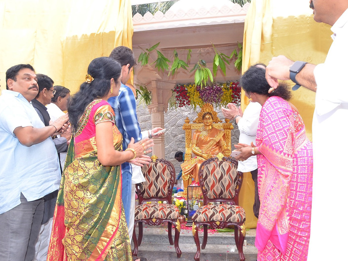 Mahesh babu and Krishna Inaugurates Vijaya Nirmala Statue Photo Gallery - Sakshi4