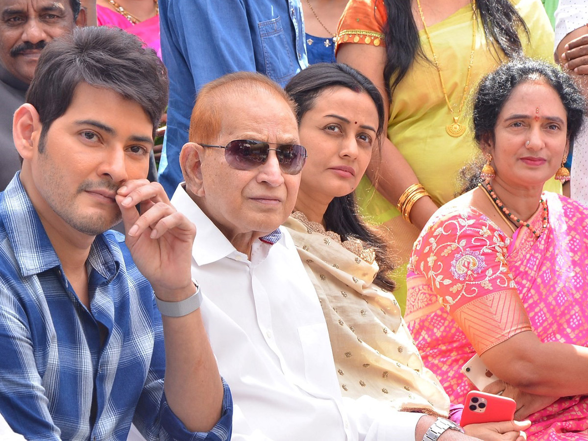 Mahesh babu and Krishna Inaugurates Vijaya Nirmala Statue Photo Gallery - Sakshi41