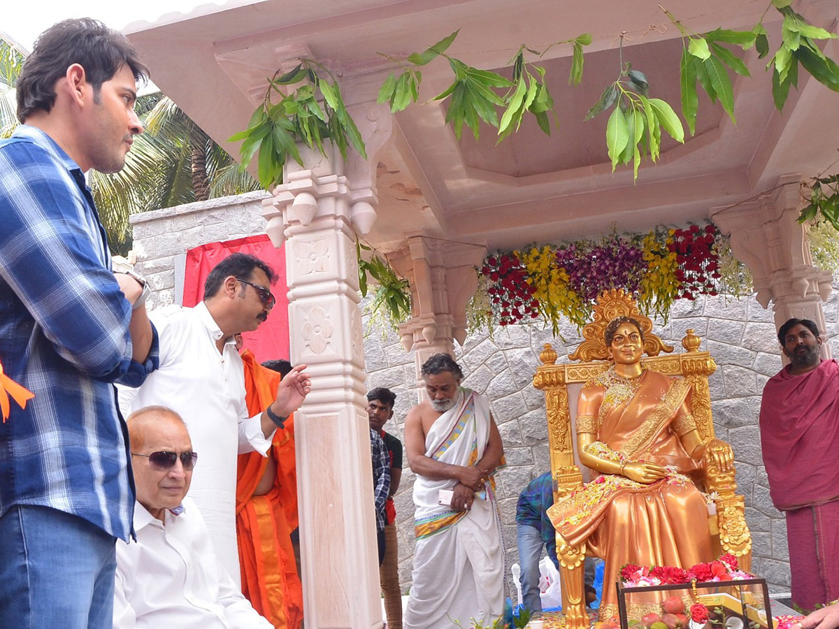 Mahesh babu and Krishna Inaugurates Vijaya Nirmala Statue Photo Gallery - Sakshi5