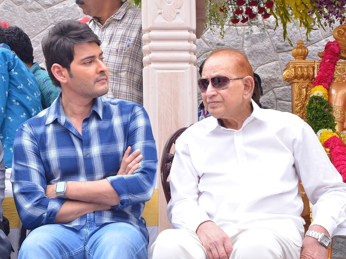 Mahesh babu and Krishna Inaugurates Vijaya Nirmala Statue Photo Gallery - Sakshi6