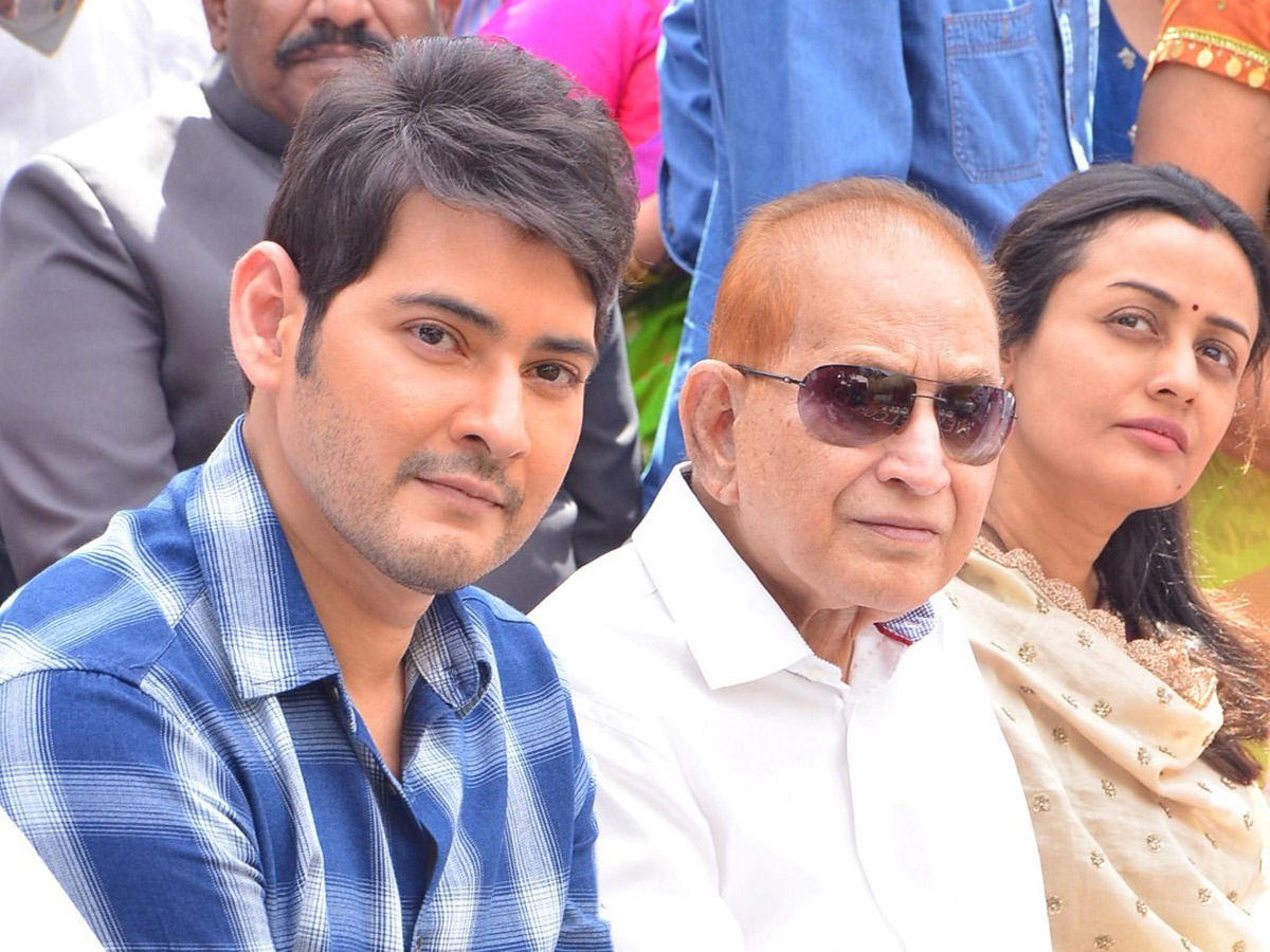 Mahesh babu and Krishna Inaugurates Vijaya Nirmala Statue Photo Gallery - Sakshi7