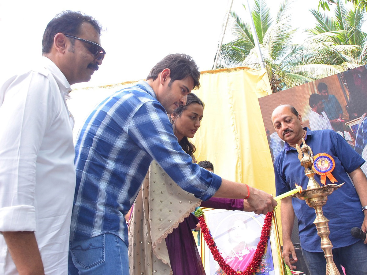 Mahesh babu and Krishna Inaugurates Vijaya Nirmala Statue Photo Gallery - Sakshi8