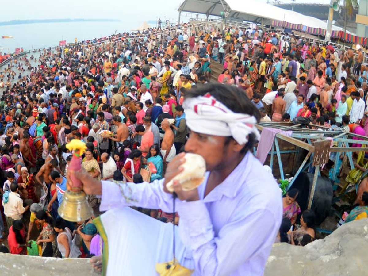  Pilgrims bathing on Occasion of Maha Shivratri at Krishna River Photo Gallery - Sakshi1