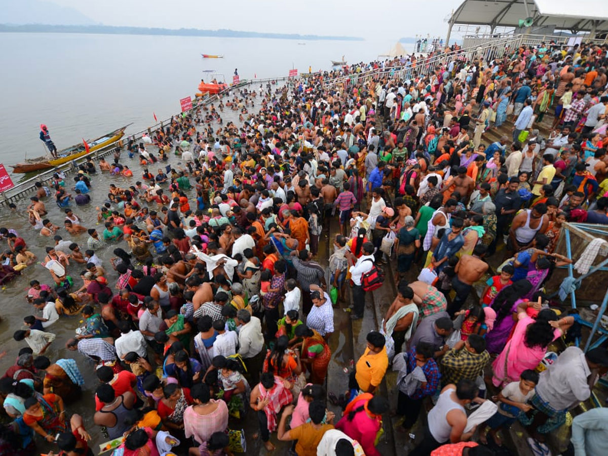  Pilgrims bathing on Occasion of Maha Shivratri at Krishna River Photo Gallery - Sakshi2