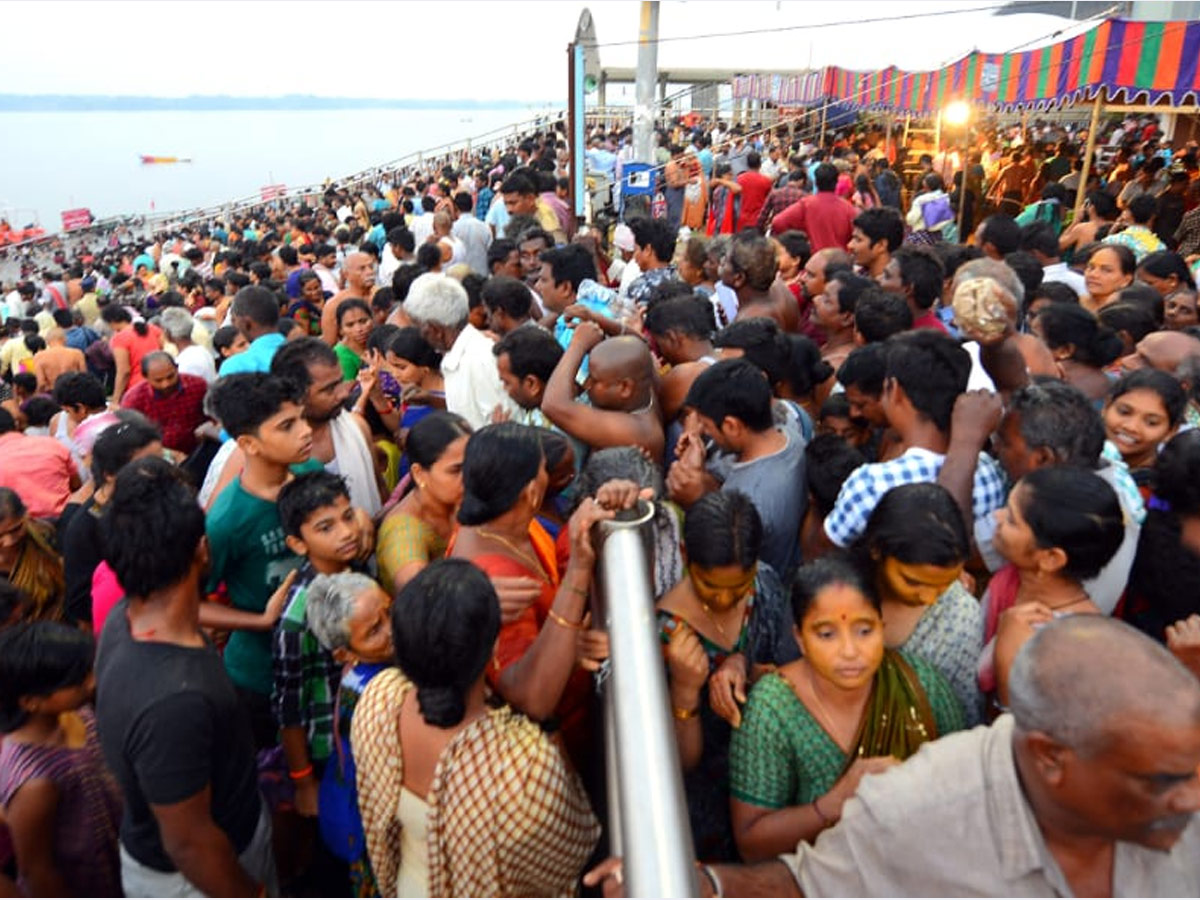  Pilgrims bathing on Occasion of Maha Shivratri at Krishna River Photo Gallery - Sakshi3