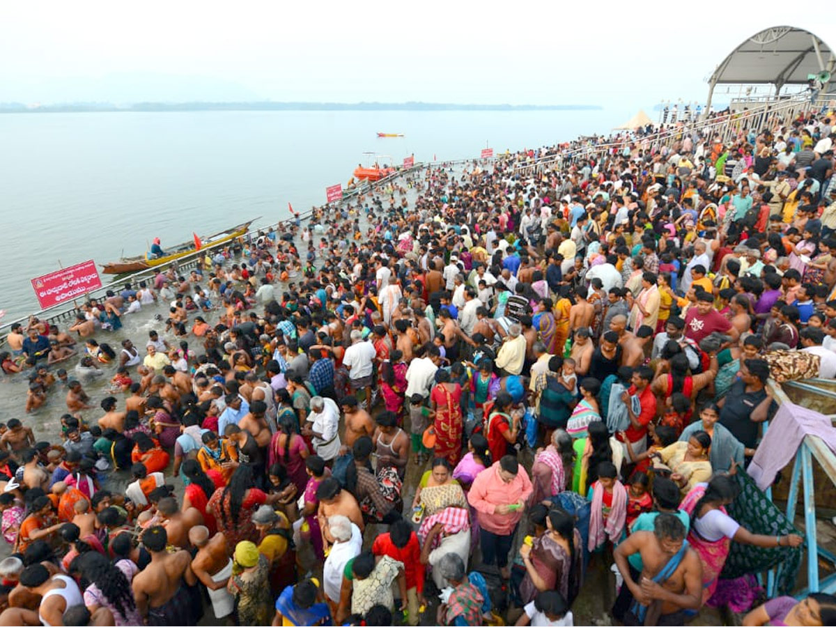  Pilgrims bathing on Occasion of Maha Shivratri at Krishna River Photo Gallery - Sakshi4