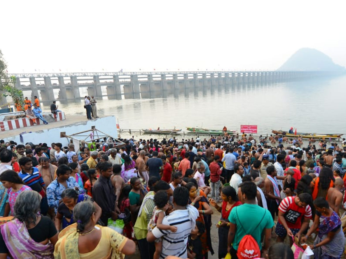  Pilgrims bathing on Occasion of Maha Shivratri at Krishna River Photo Gallery - Sakshi5