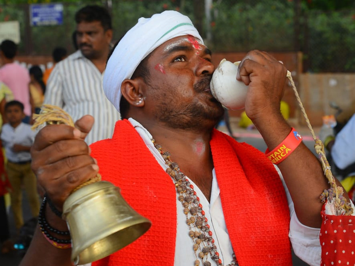  Pilgrims bathing on Occasion of Maha Shivratri at Krishna River Photo Gallery - Sakshi6