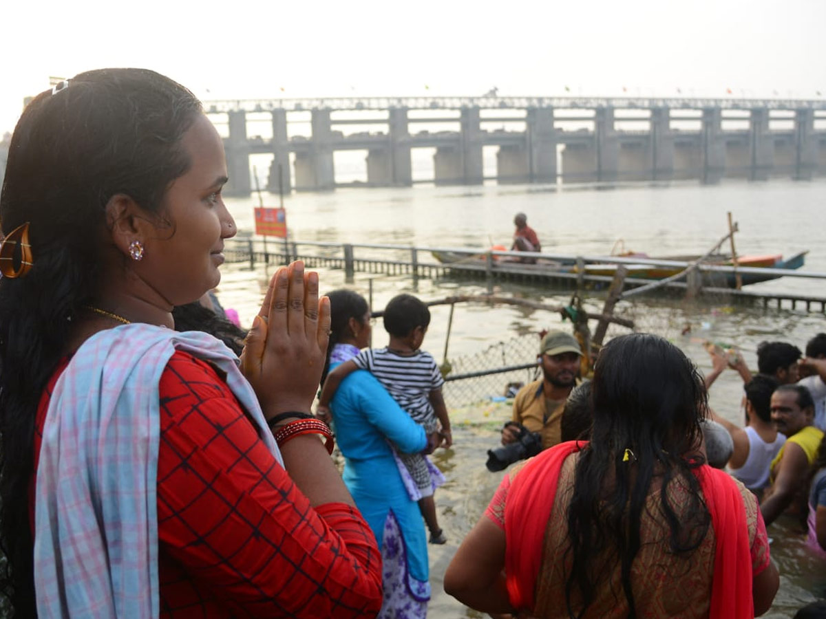  Pilgrims bathing on Occasion of Maha Shivratri at Krishna River Photo Gallery - Sakshi7