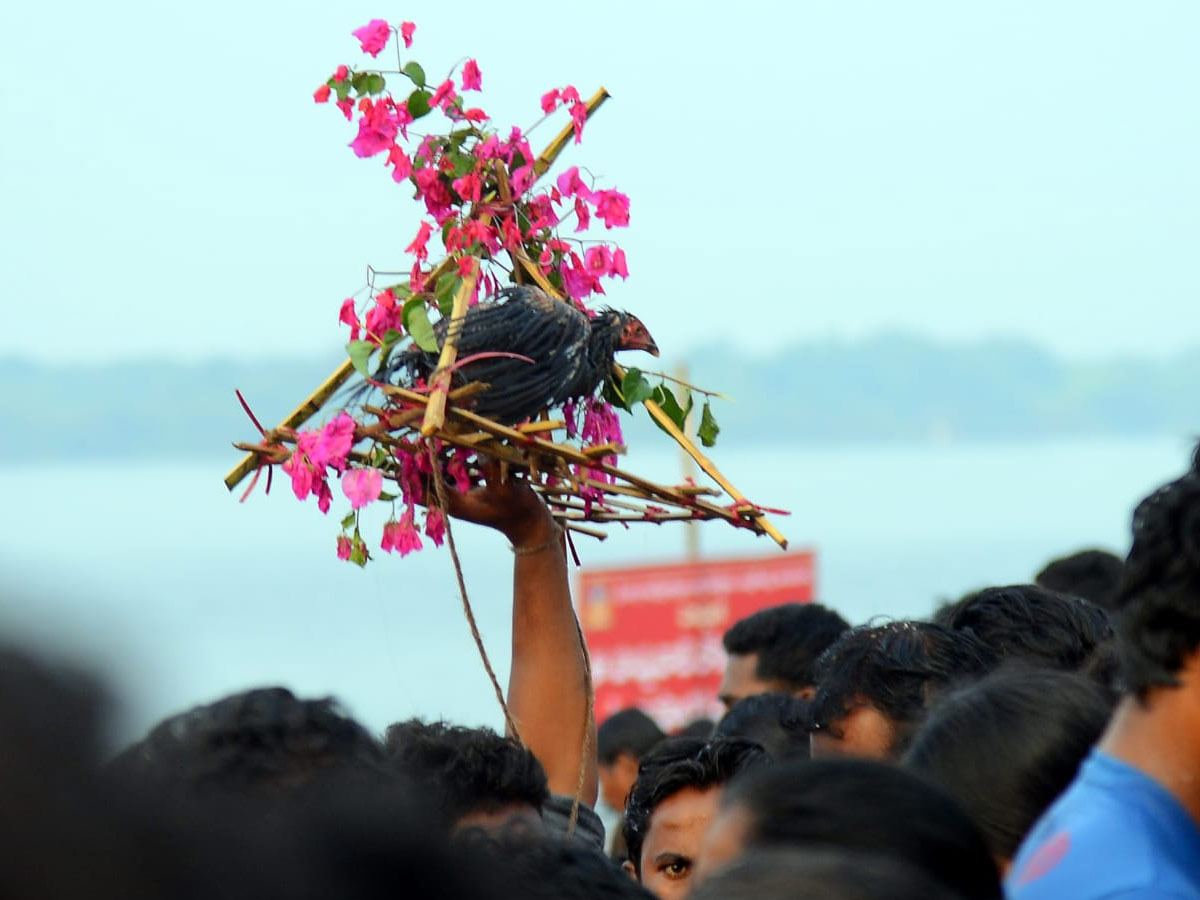  Pilgrims bathing on Occasion of Maha Shivratri at Krishna River Photo Gallery - Sakshi8