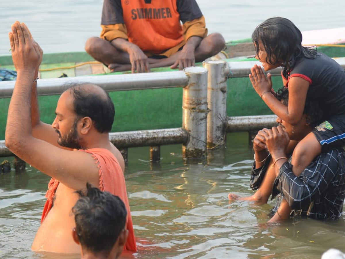  Pilgrims bathing on Occasion of Maha Shivratri at Krishna River Photo Gallery - Sakshi9