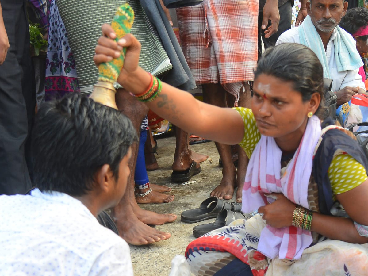  Pilgrims bathing on Occasion of Maha Shivratri at Krishna River Photo Gallery - Sakshi10