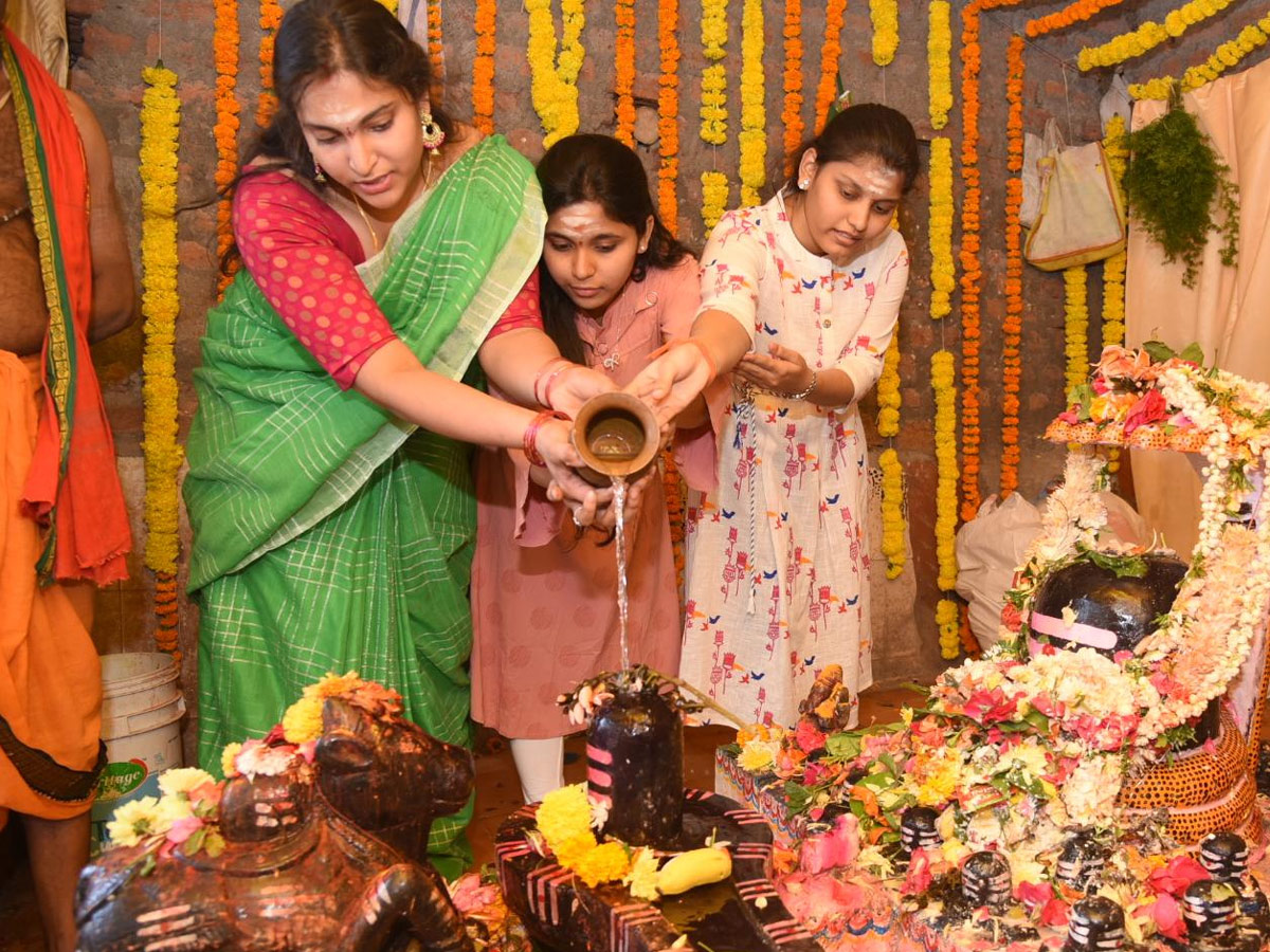 Maha Shivaratri Celebrations in telugu states Photo Gallery - Sakshi1