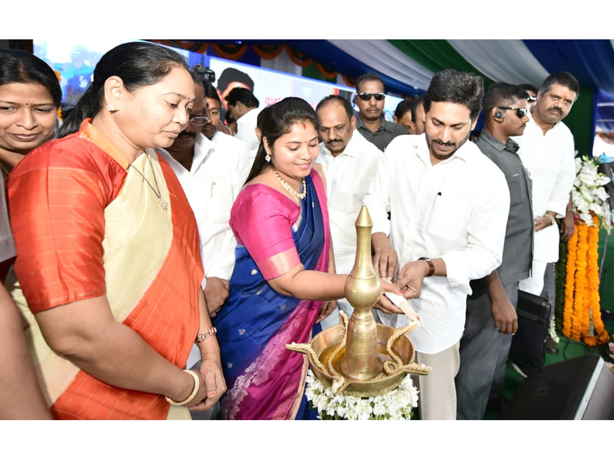  Andhra CM launches Vasathi Deevena scheme Photo Gallery - Sakshi29