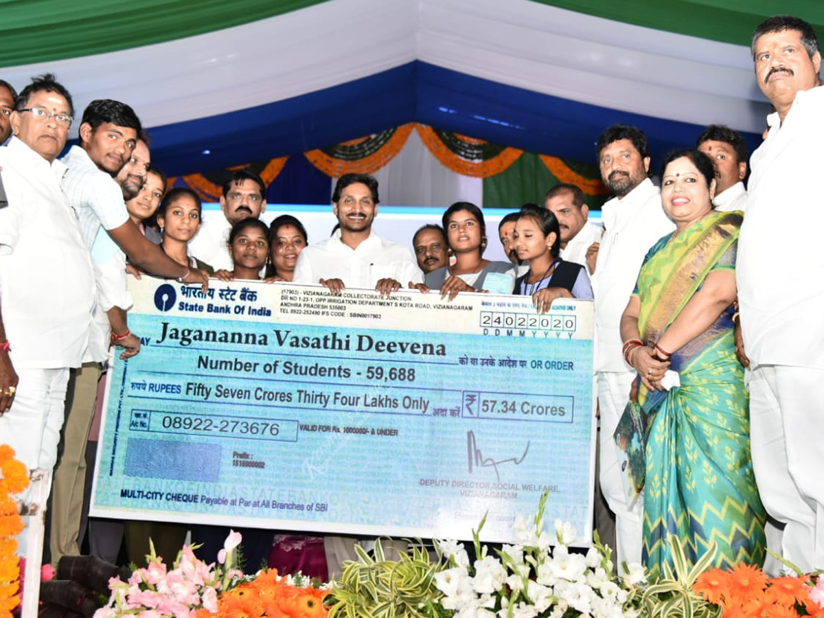  Andhra CM launches Vasathi Deevena scheme Photo Gallery - Sakshi40