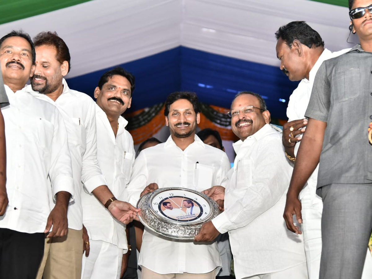  Andhra CM launches Vasathi Deevena scheme Photo Gallery - Sakshi44