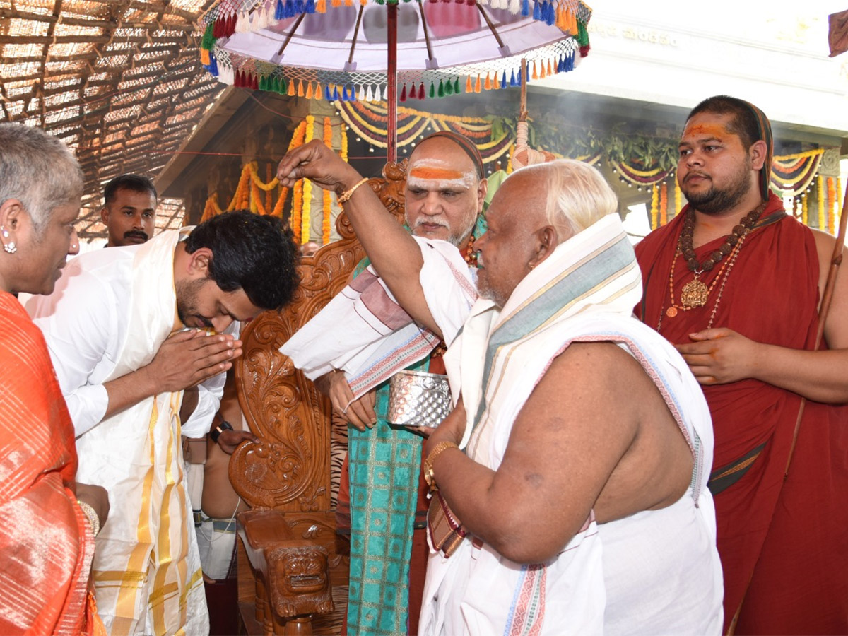 Ys Jagan Visits Visakhapatnam Sri Sharada Peetham Photo Gallery - Sakshi10