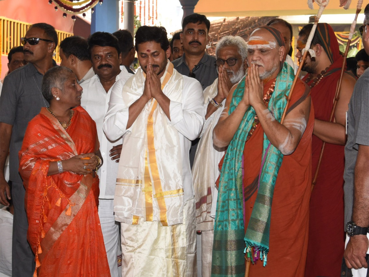 Ys Jagan Visits Visakhapatnam Sri Sharada Peetham Photo Gallery - Sakshi11