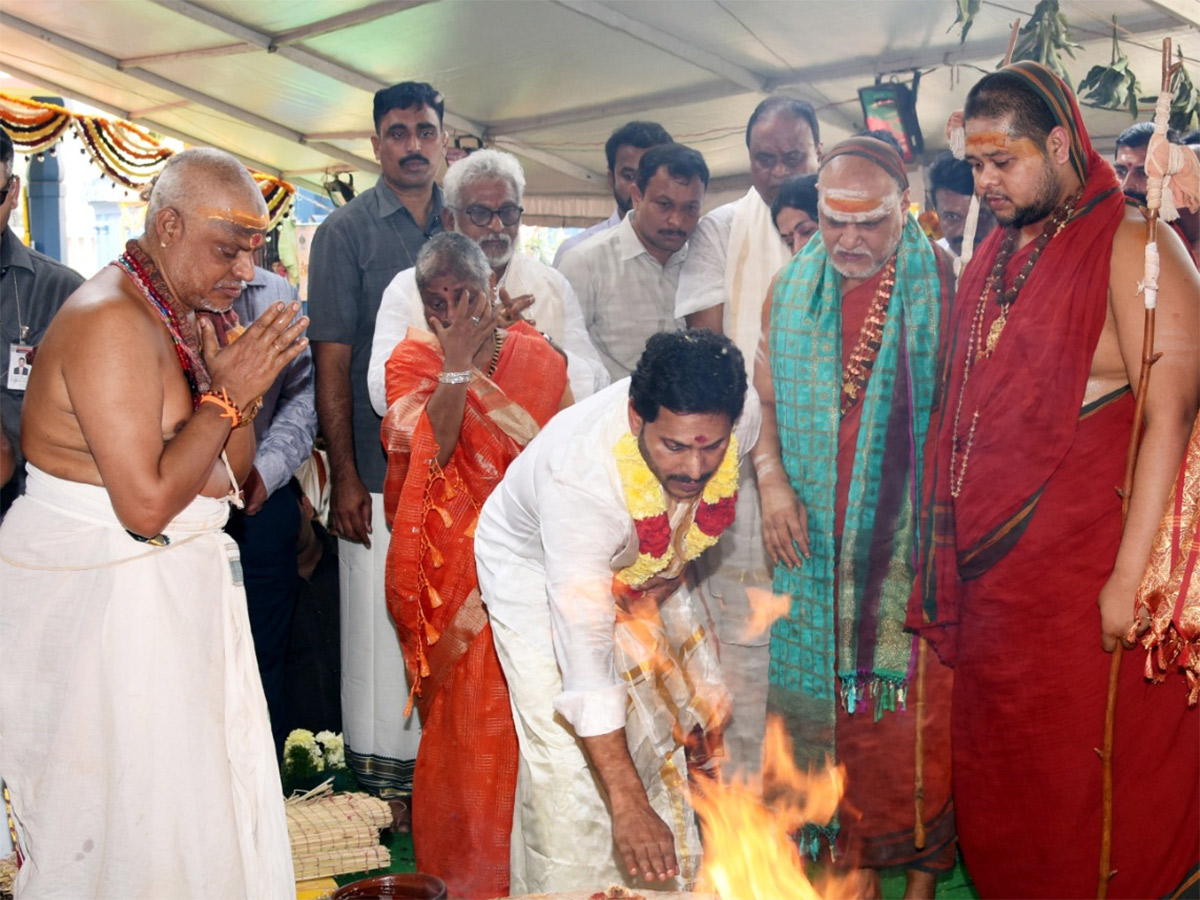 Ys Jagan Visits Visakhapatnam Sri Sharada Peetham Photo Gallery - Sakshi12