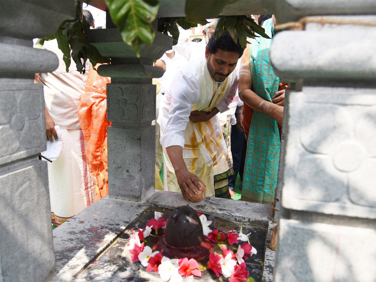 Ys Jagan Visits Visakhapatnam Sri Sharada Peetham Photo Gallery - Sakshi13