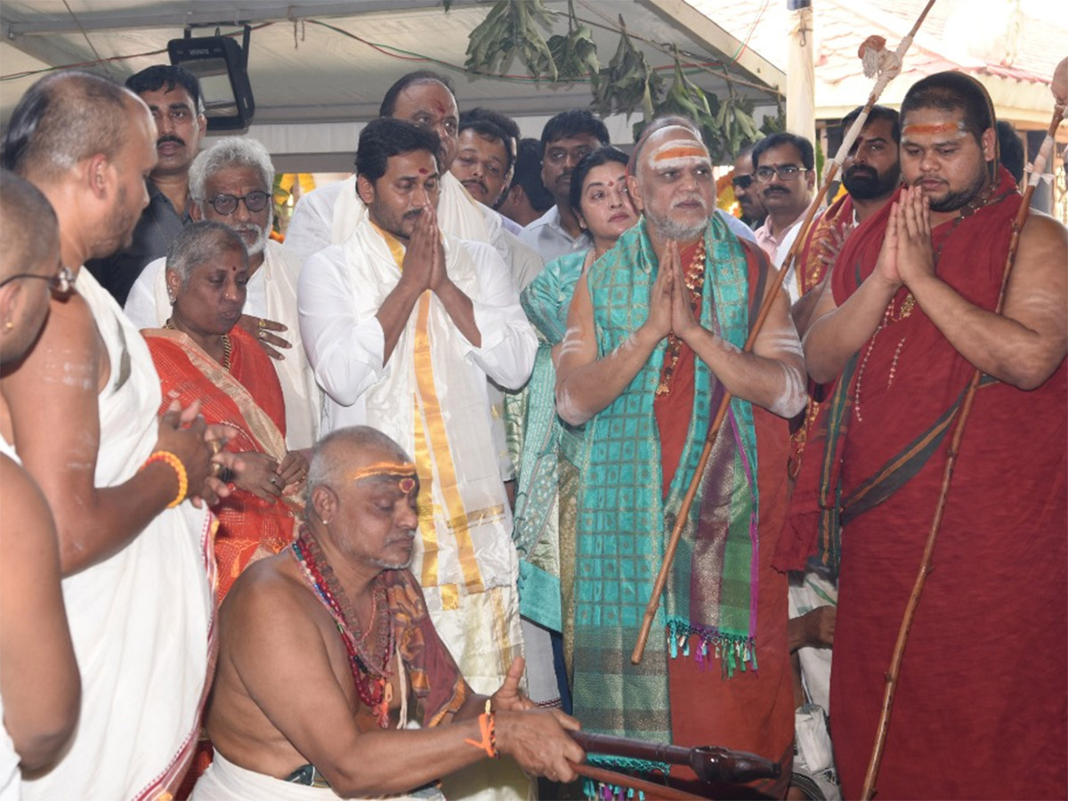 Ys Jagan Visits Visakhapatnam Sri Sharada Peetham Photo Gallery - Sakshi14