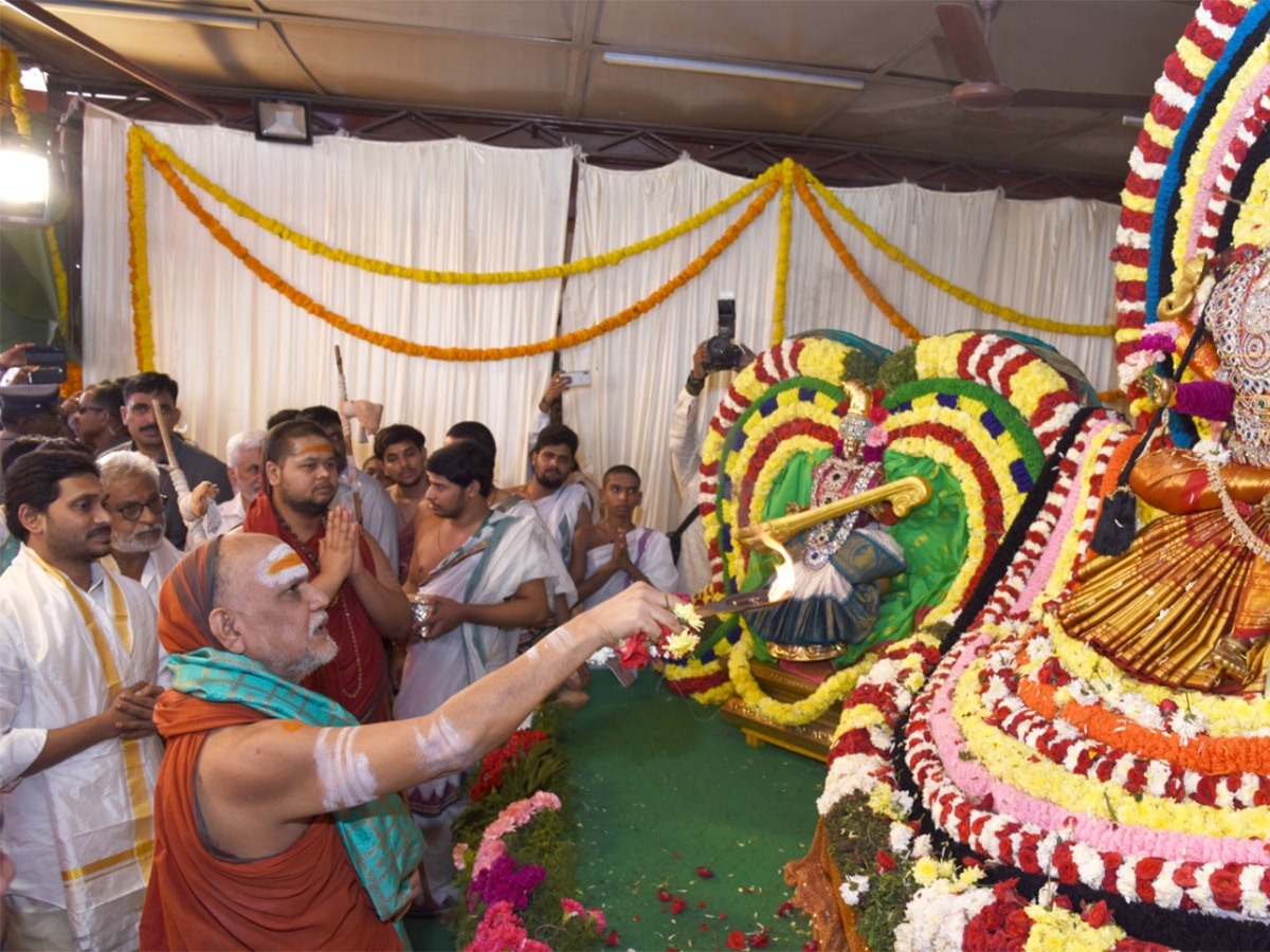 Ys Jagan Visits Visakhapatnam Sri Sharada Peetham Photo Gallery - Sakshi15