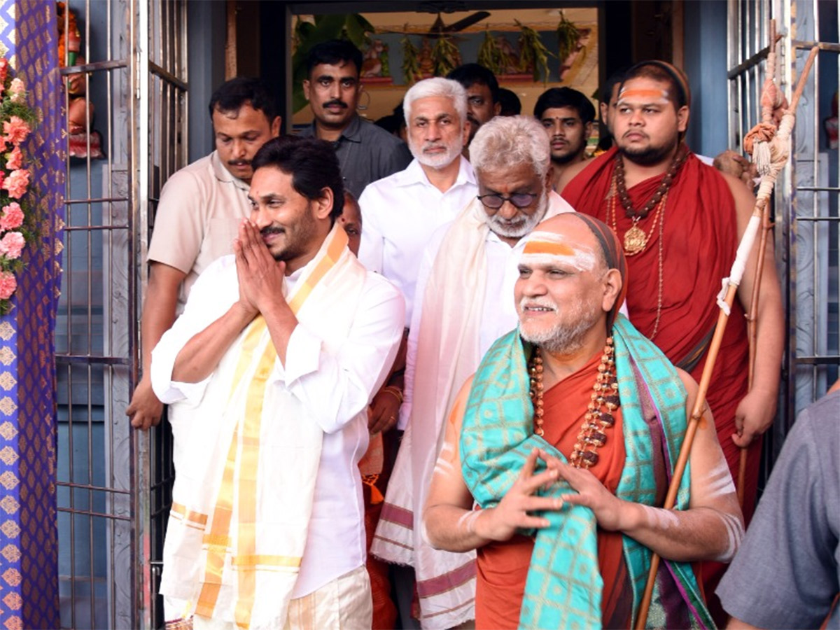 Ys Jagan Visits Visakhapatnam Sri Sharada Peetham Photo Gallery - Sakshi16