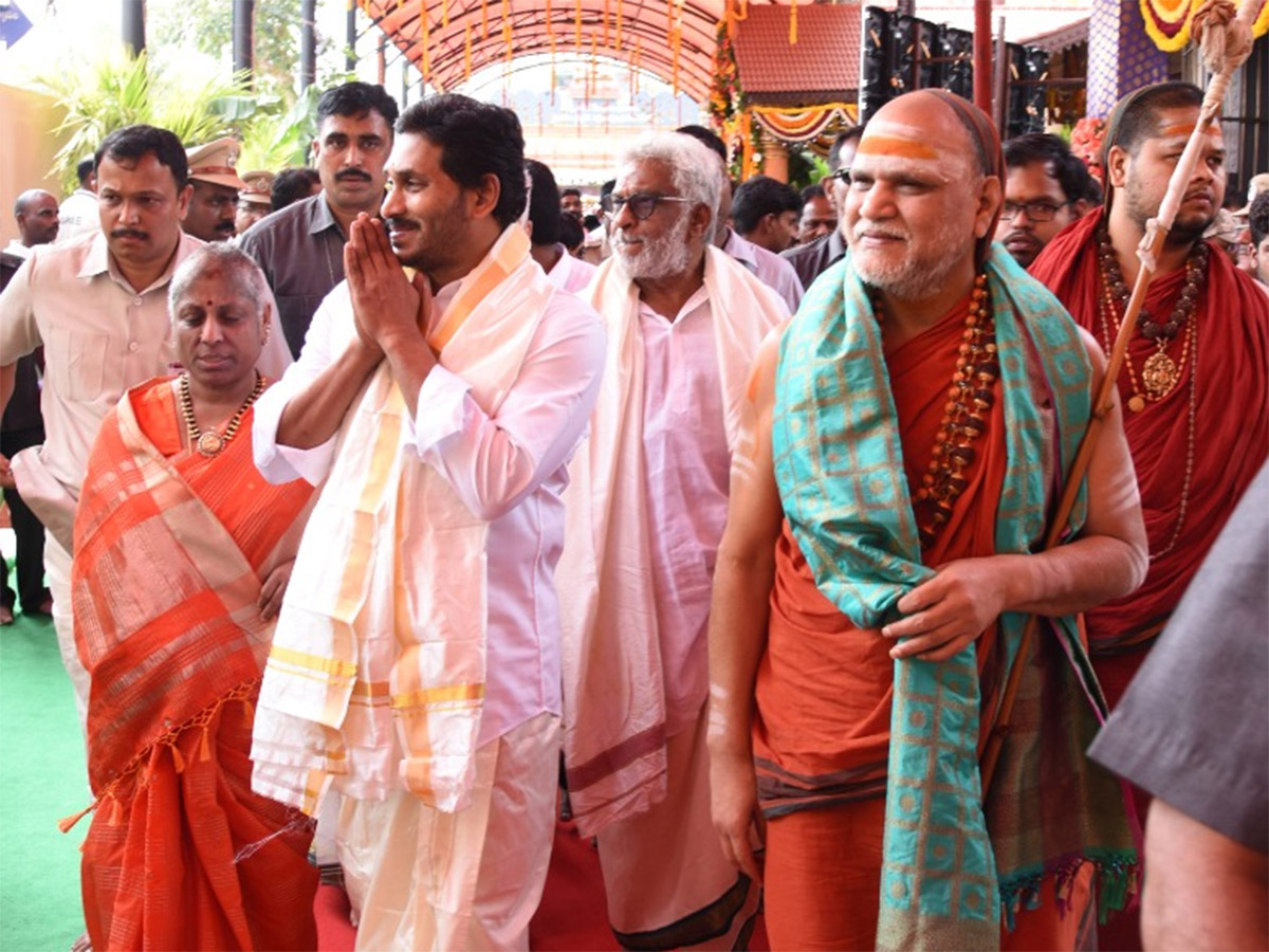 Ys Jagan Visits Visakhapatnam Sri Sharada Peetham Photo Gallery - Sakshi20