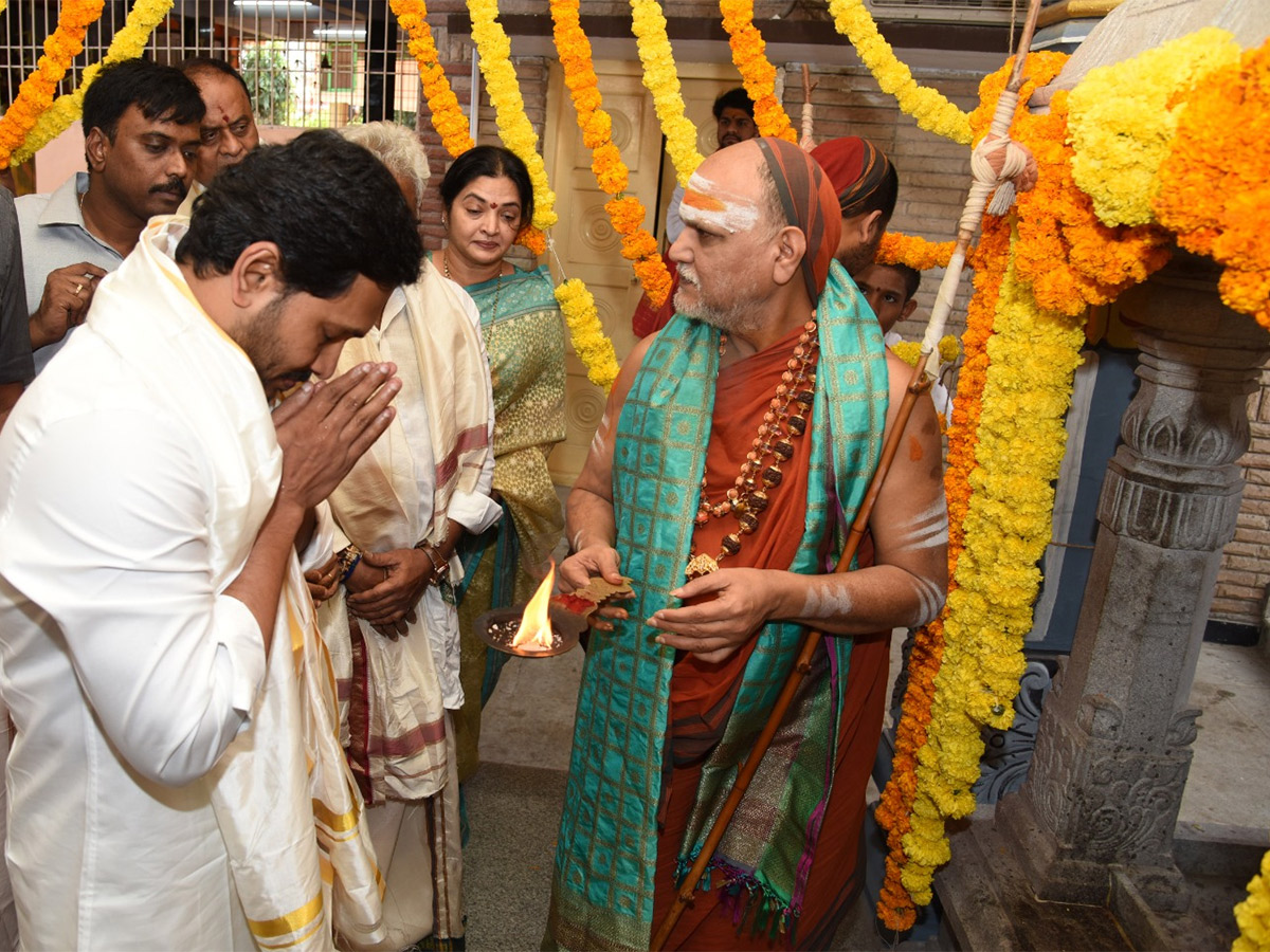 Ys Jagan Visits Visakhapatnam Sri Sharada Peetham Photo Gallery - Sakshi24