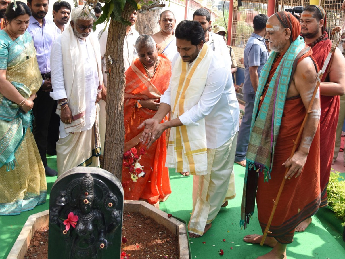 Ys Jagan Visits Visakhapatnam Sri Sharada Peetham Photo Gallery - Sakshi25