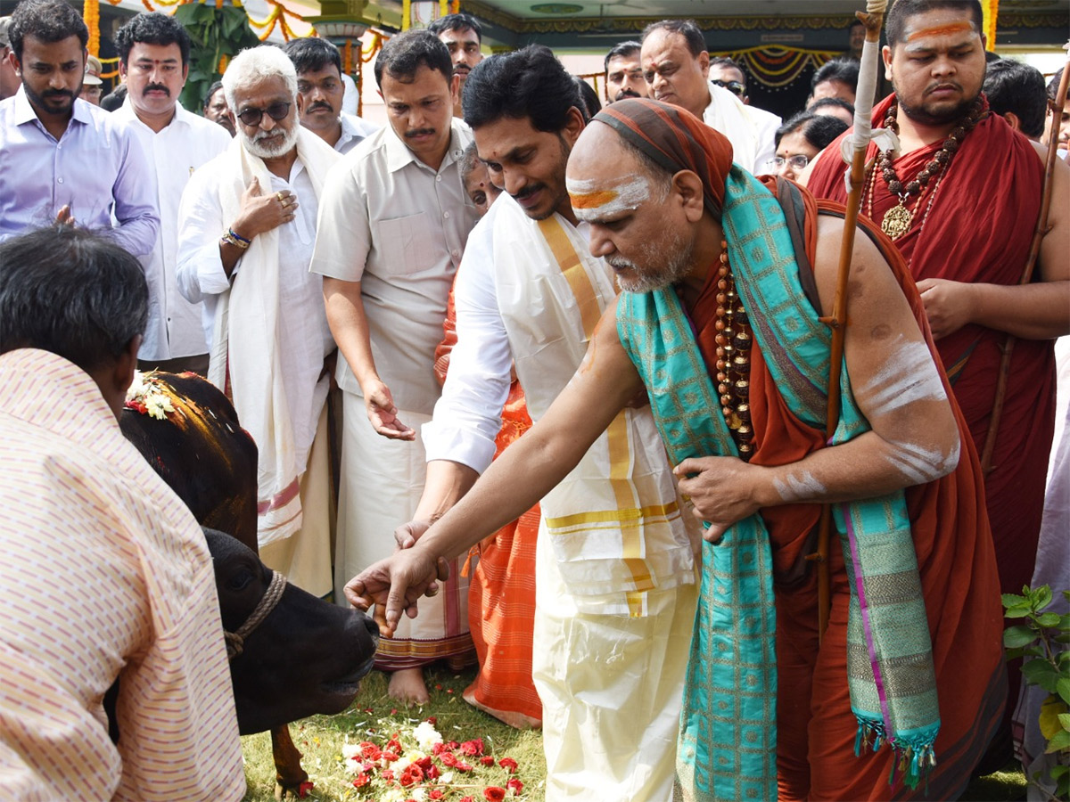 Ys Jagan Visits Visakhapatnam Sri Sharada Peetham Photo Gallery - Sakshi29