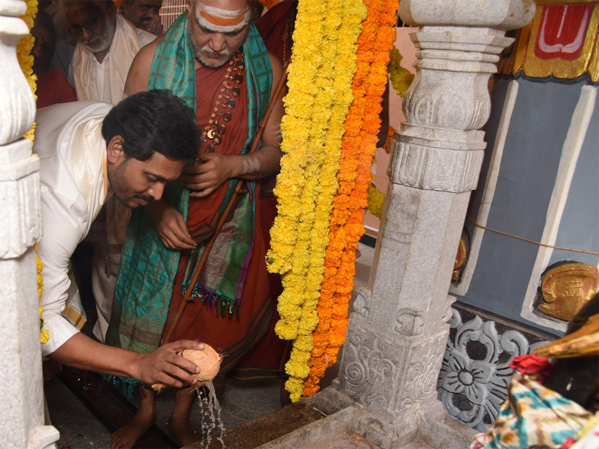 Ys Jagan Visits Visakhapatnam Sri Sharada Peetham Photo Gallery - Sakshi3