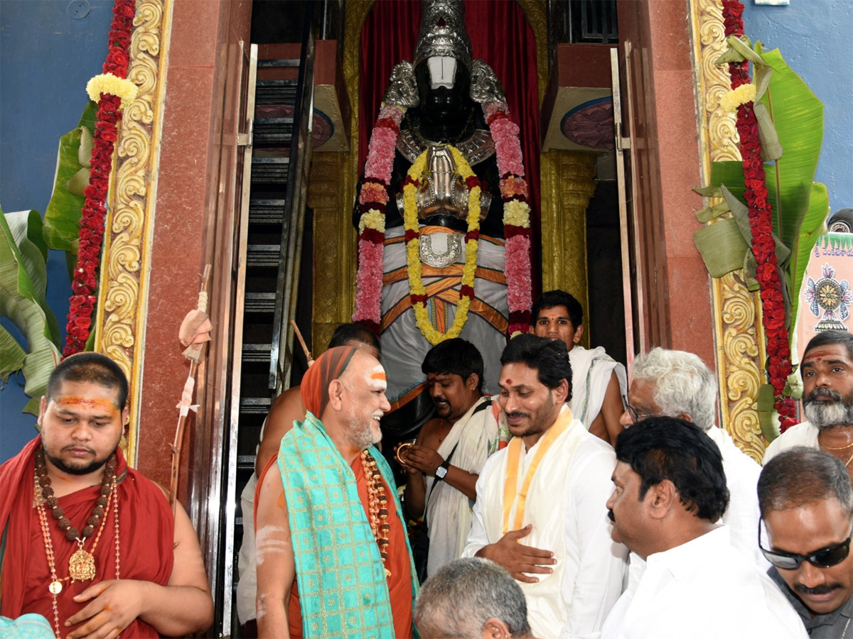 Ys Jagan Visits Visakhapatnam Sri Sharada Peetham Photo Gallery - Sakshi31