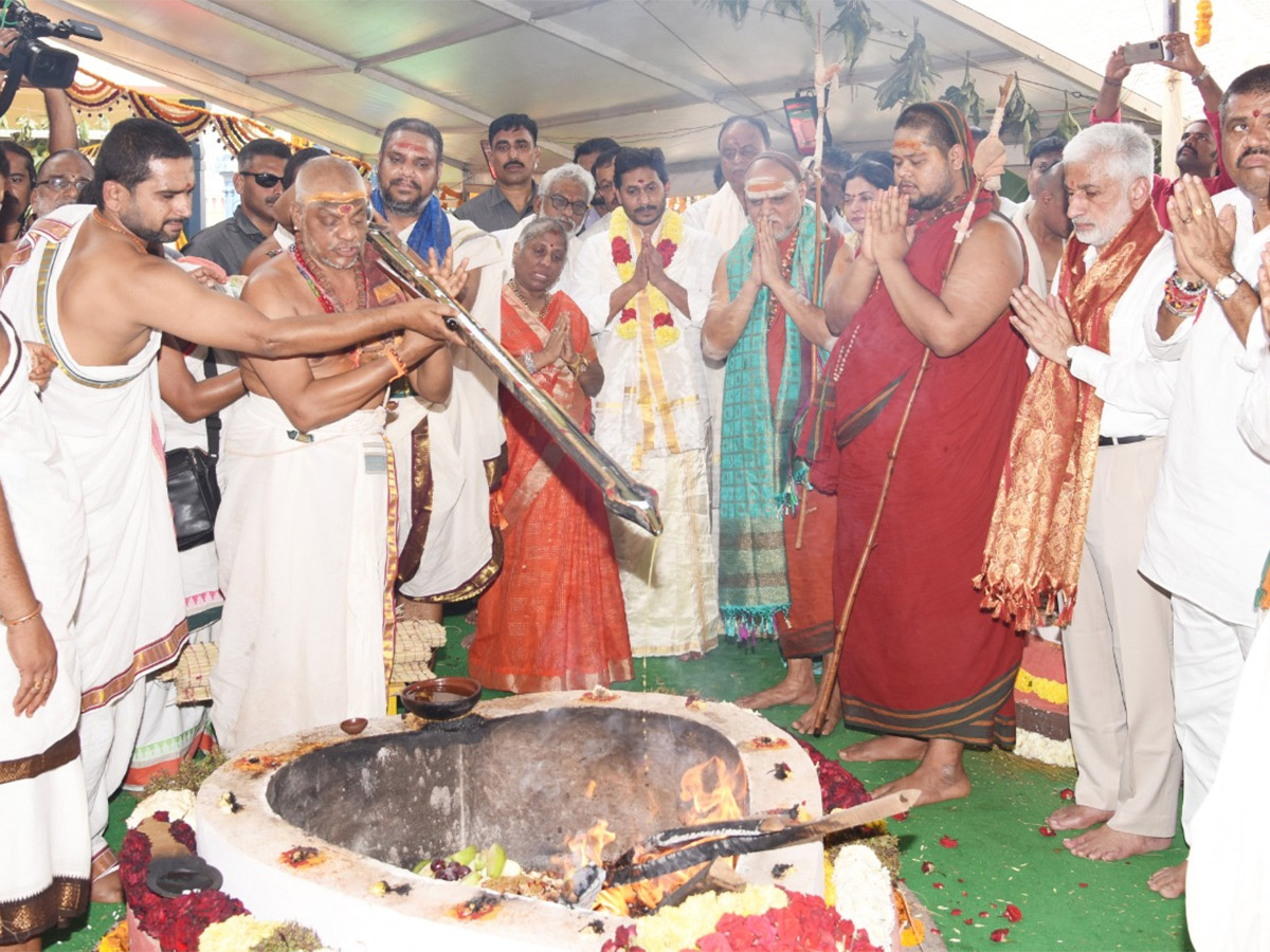 Ys Jagan Visits Visakhapatnam Sri Sharada Peetham Photo Gallery - Sakshi37